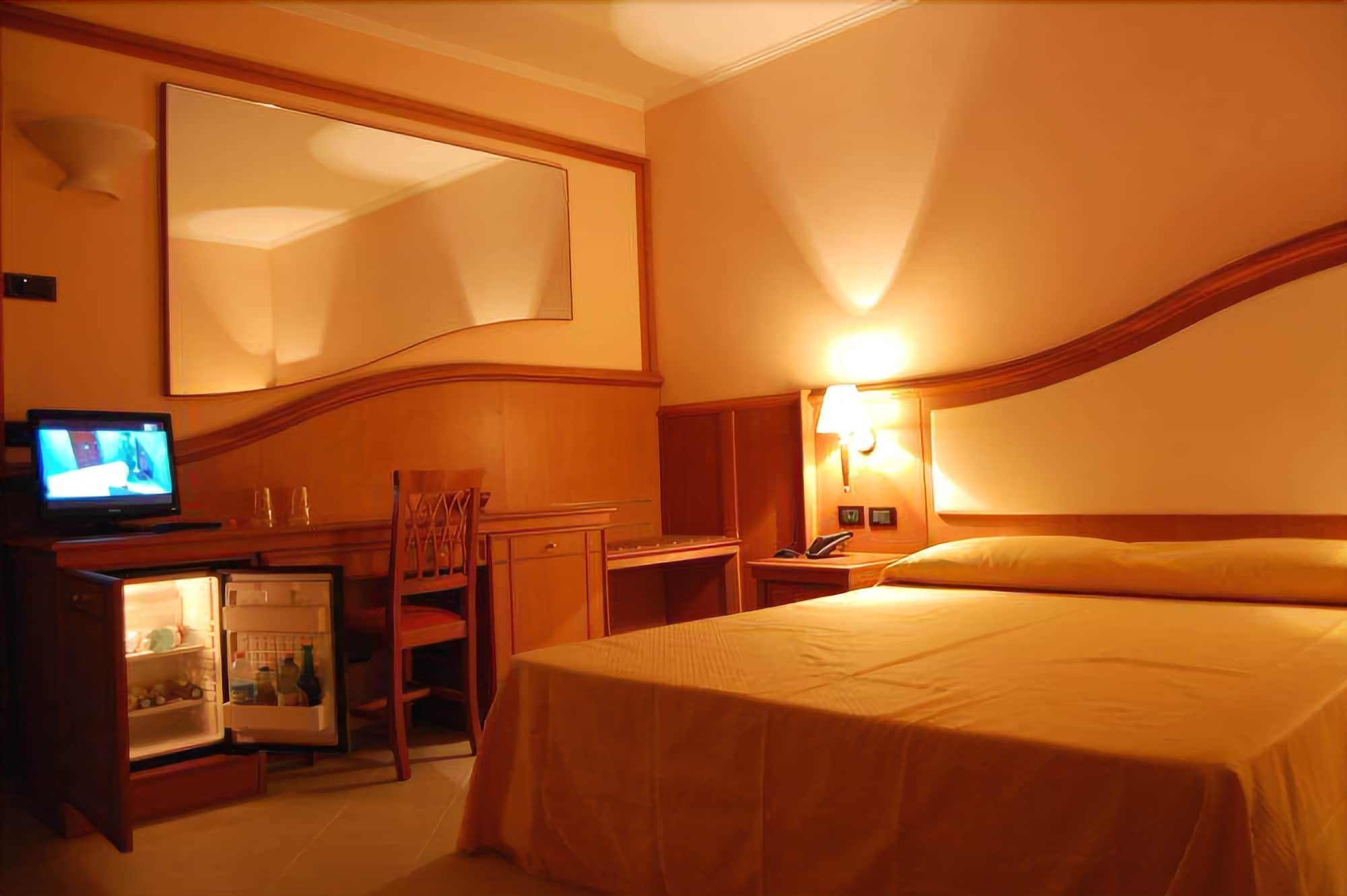 Hotel Centrale Sabaudia Buitenkant foto
